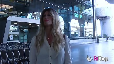 From the airport to her porno debut!! Spanish mom Jenna Arson lets jelly for us :-D